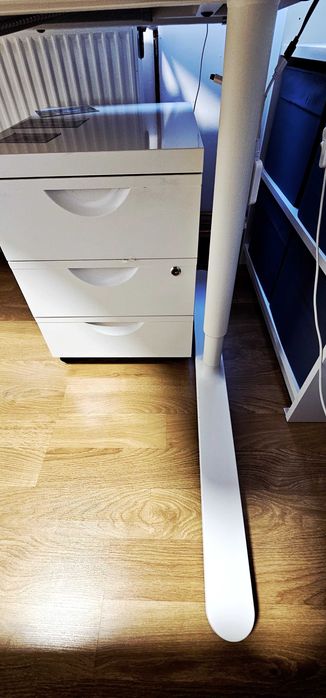 05 noiembrie 2025
Vand birou BEKANT IKEA albastru