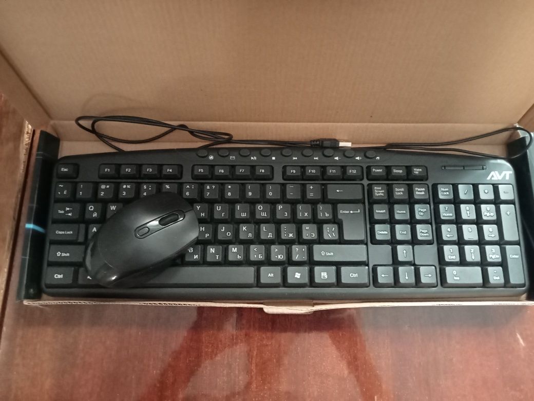 Продаётся компьютерная проводная клавиатура с беспроводной мышкой