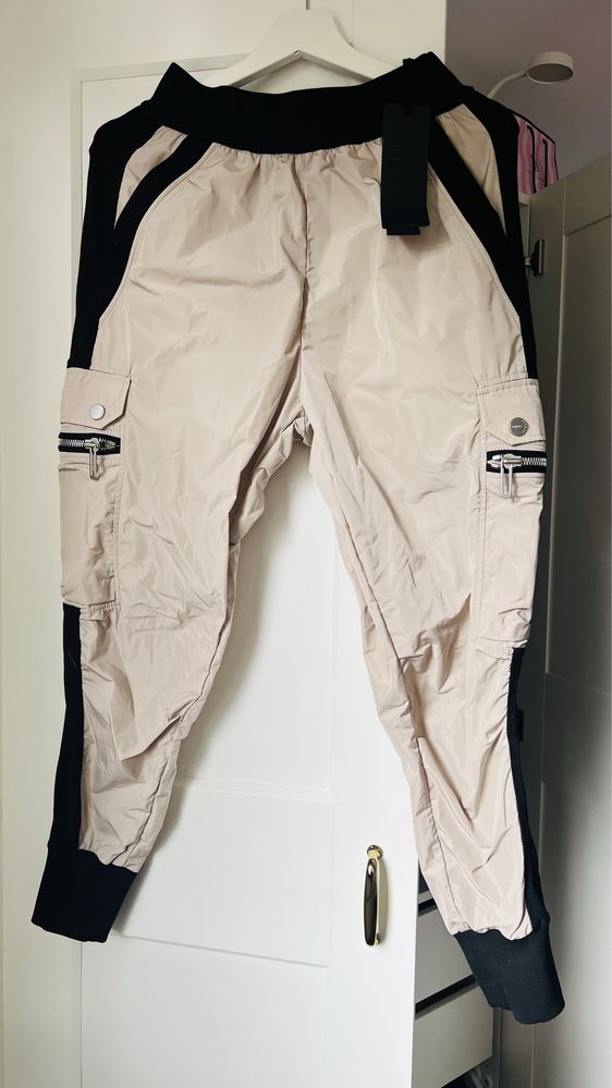 Pantaloni damǎ bej XS Made By Society noi cu eticheta