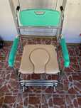 Carucior cu rotile tip scaun toaleta WC - persoane cu dizabilități