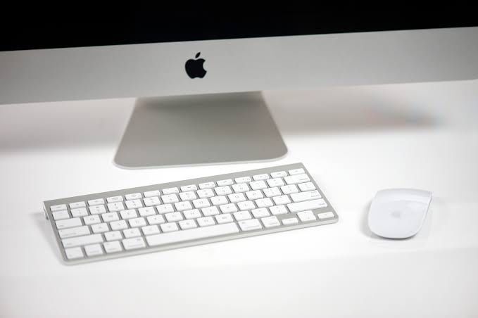Apple iMac 21.5 (Late 2013) с оригинална безжична мишка и клавиатура