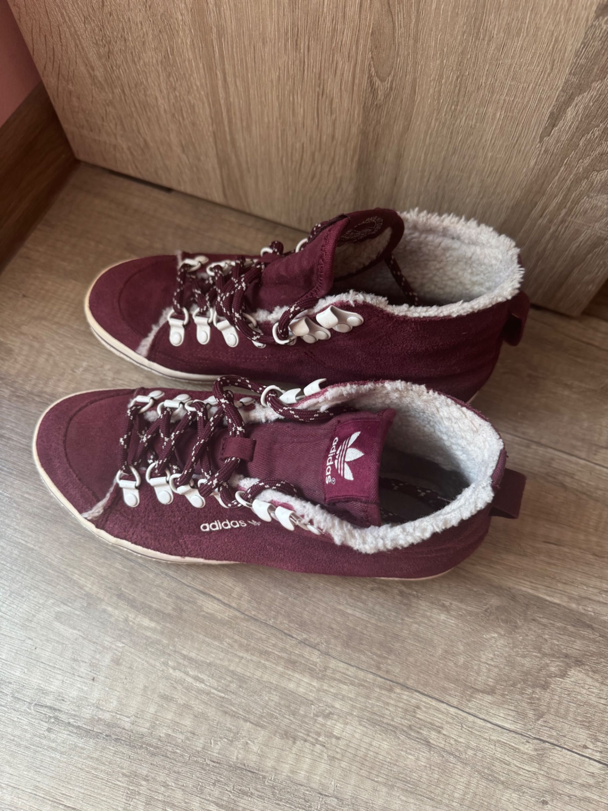 Велурени кецове Adidas, размер 38, цвят - тъмно червен.