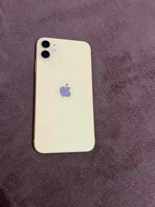 iPhone 11 в отлично състояние с нови калъфи и протектори