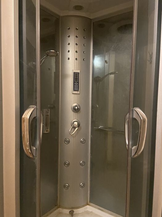 Кухонные шкафы, душевая кабинка, двери и встроенный шкаф.