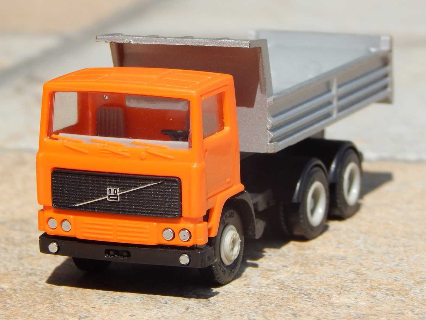 Macheta basculanta Volvo F10 Herpa Germania 1:87 HO