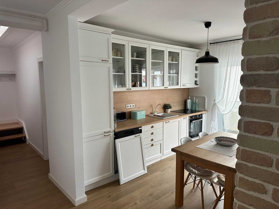 Echipa specializata montam parchet, mobila si usi.