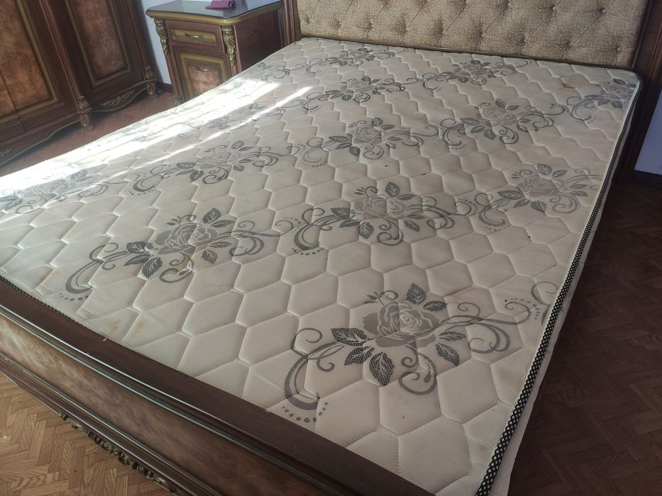 Продается матрас, состояние среднее. Двуспальный. Размер 210 на 170