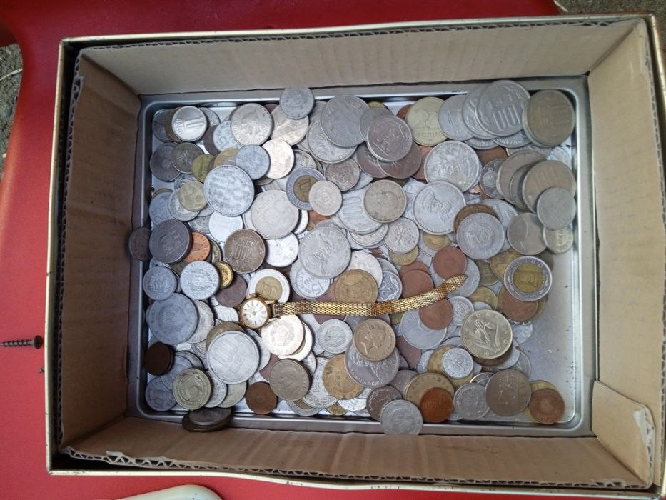 Monede vechi și ceasuri vechi și bormașină manuala veche
