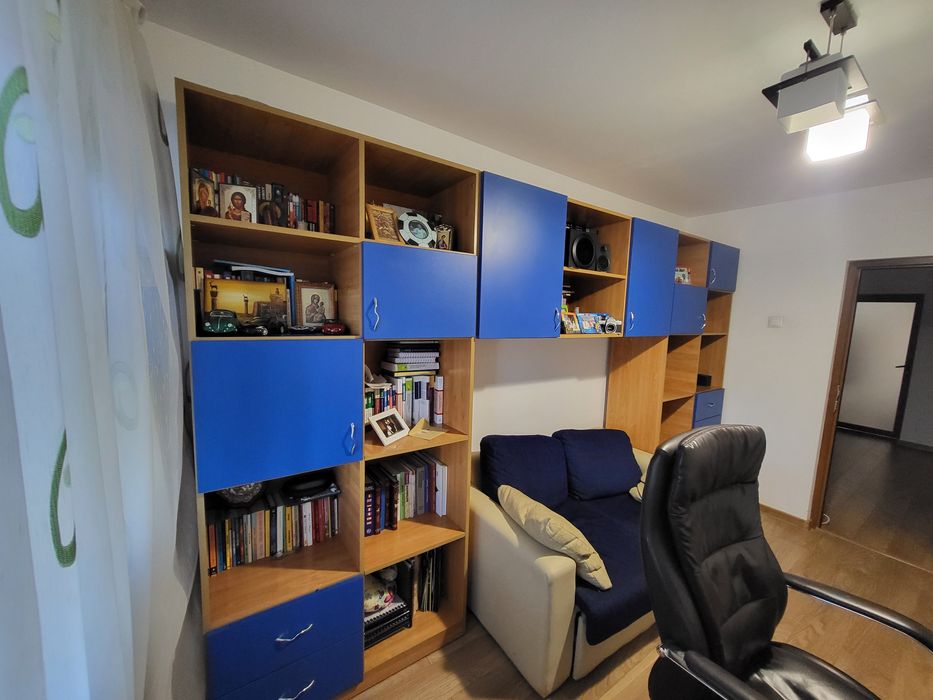 Bibliotecă  cu multe rafturi + birou, cameră de tineret, de studiu