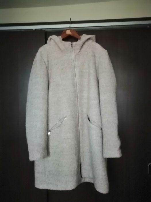 Vând fi urgent haina de stofa crem , cu gluga starefbuna