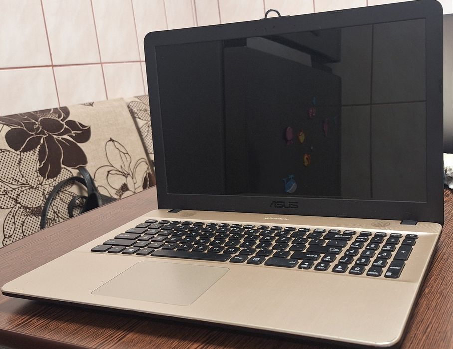 Laptop ASUS 15.6” – 8GB RAM – stare foarte bună – perfect pentru școal