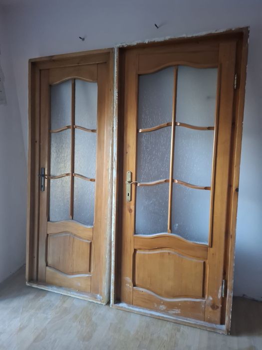 Usa de interior din lemn lacuit cu toc