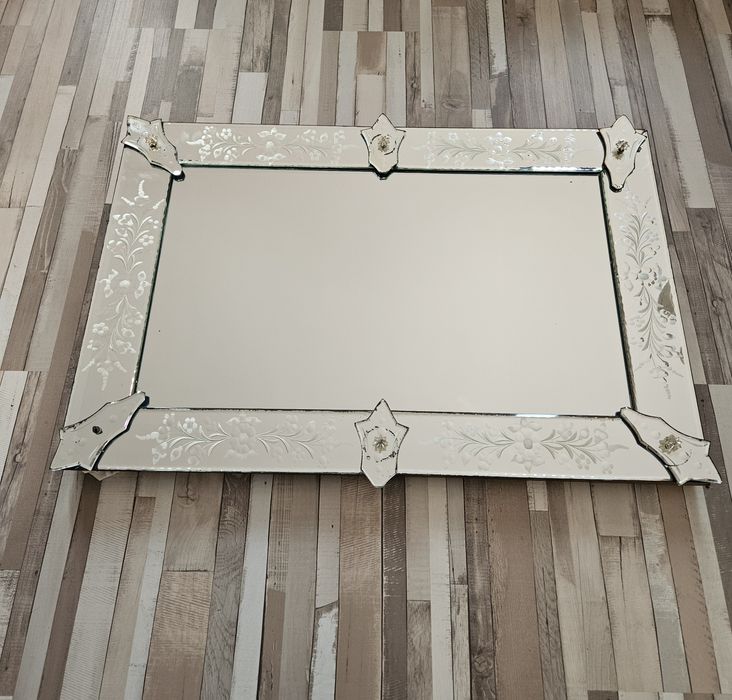 Oglina deosebita din anii '80