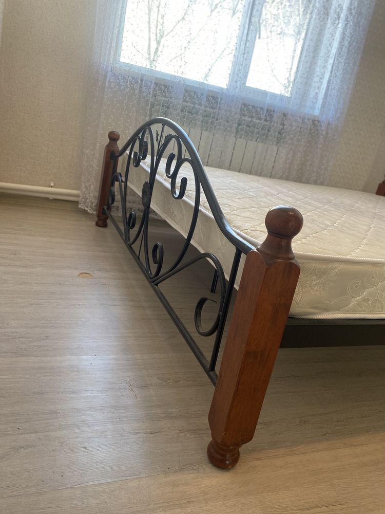 Кровать почти новая с матрасом