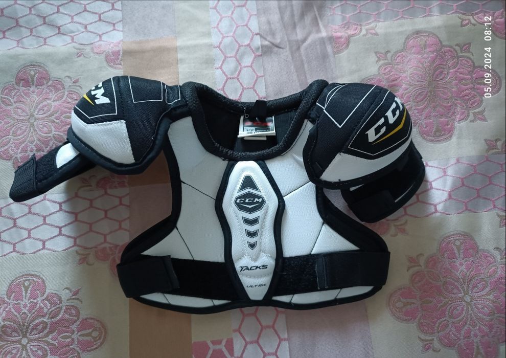 Нагрудник CCM для хоккея детский.