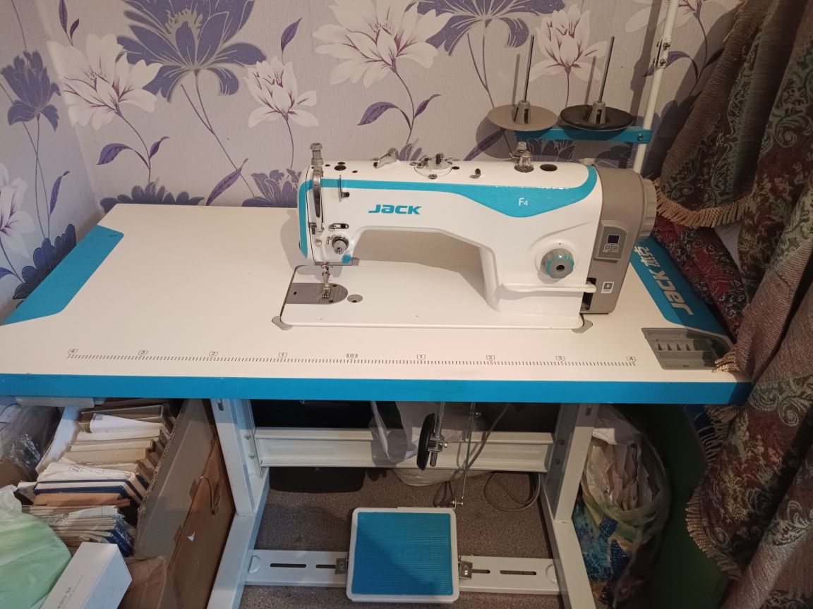Продам Промышленную швейную машину Jack F4