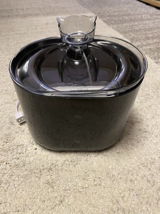 Vând fântână pentru pisici/câini de talie mică cu filtru de apa