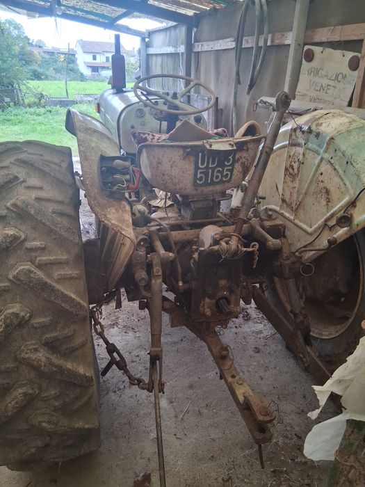 Vând tractor fac schimb cu oi