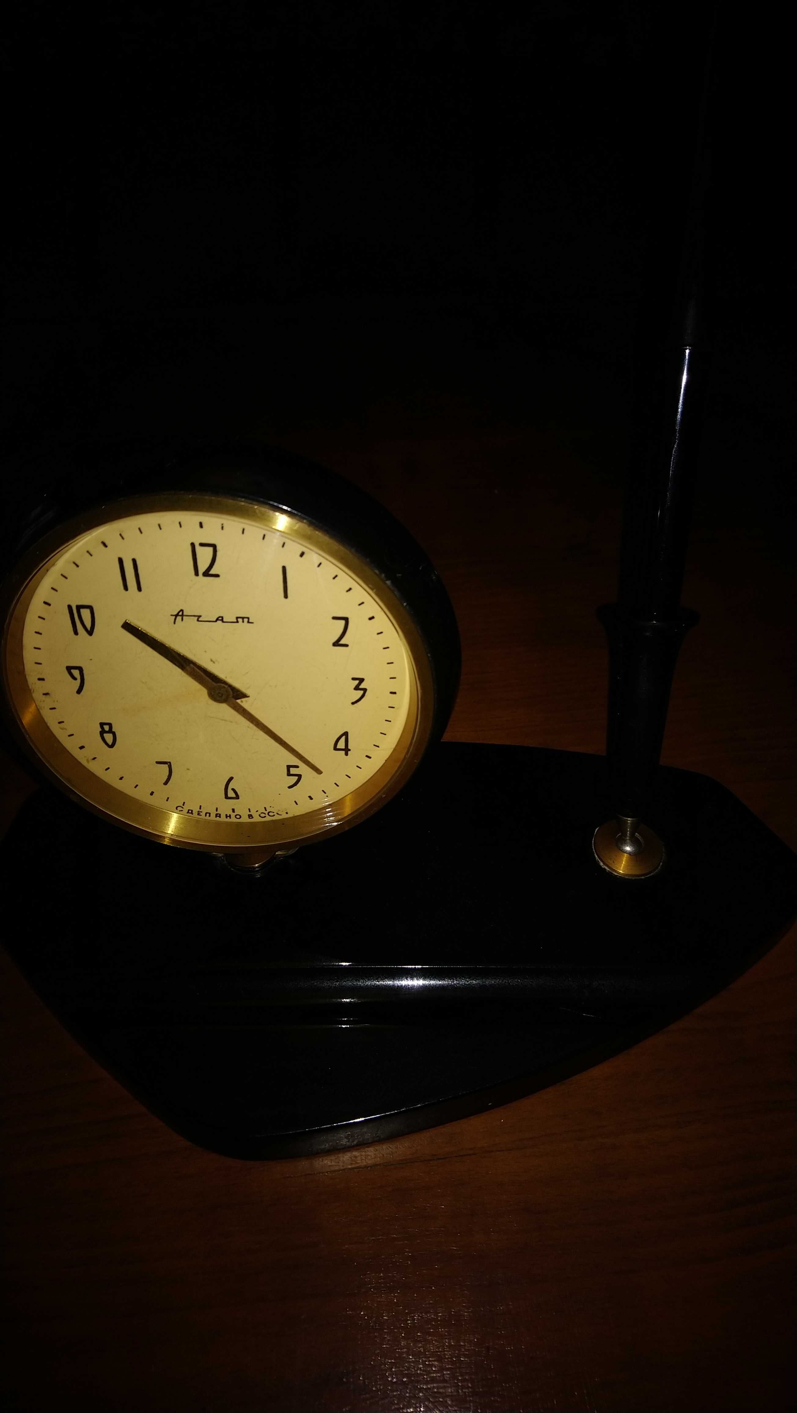 Съветски часовник за писалище.
