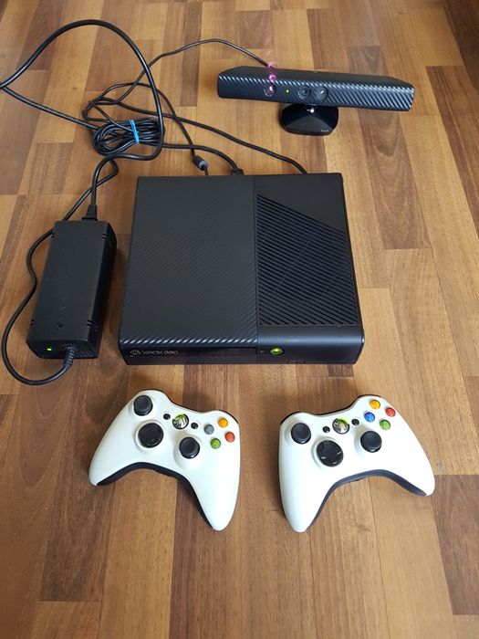 Jucarie Xbox 360  modat + kinect + 30 jocuri perfect functional
