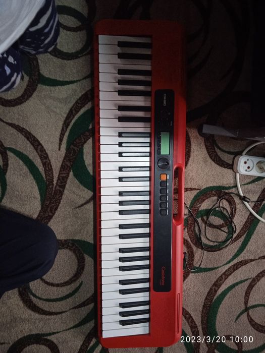 Пианино красное с подставкой