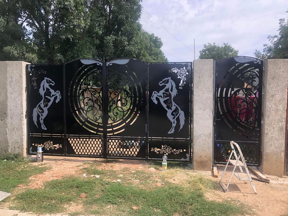 Porti garduri tabla decupată