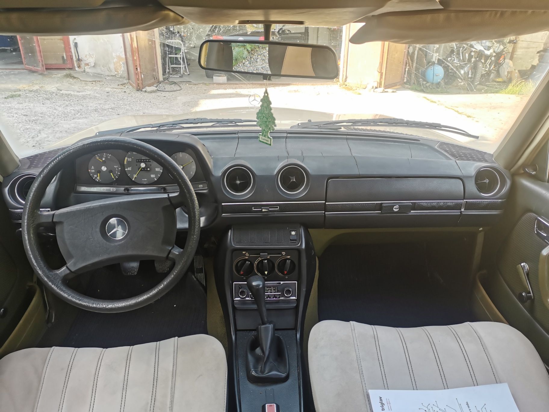 Mercedes Benz 200D w123