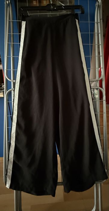 Pantaloni cu crac larg