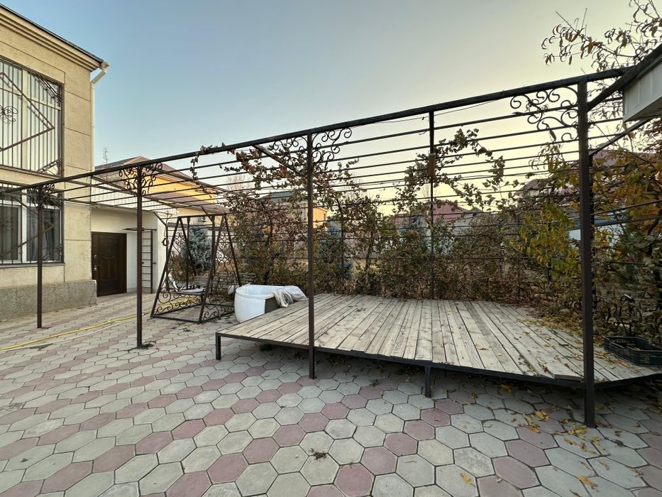 Благоустроенный 2-х этажный дом в микрорайоне "САМАЛ-1".