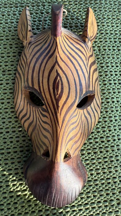 Statuete africane si masti