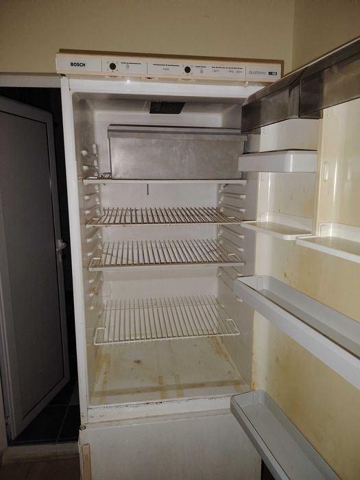 Подарява стар хладилник