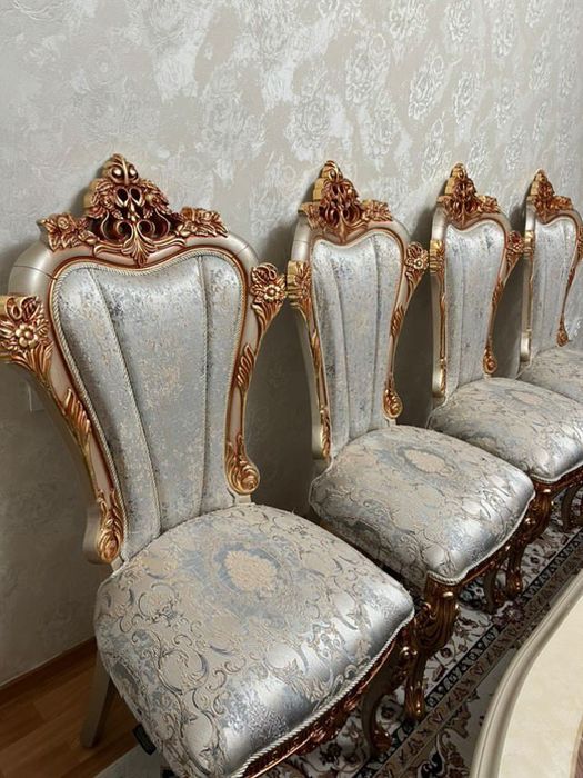 Стол  и  стулья.