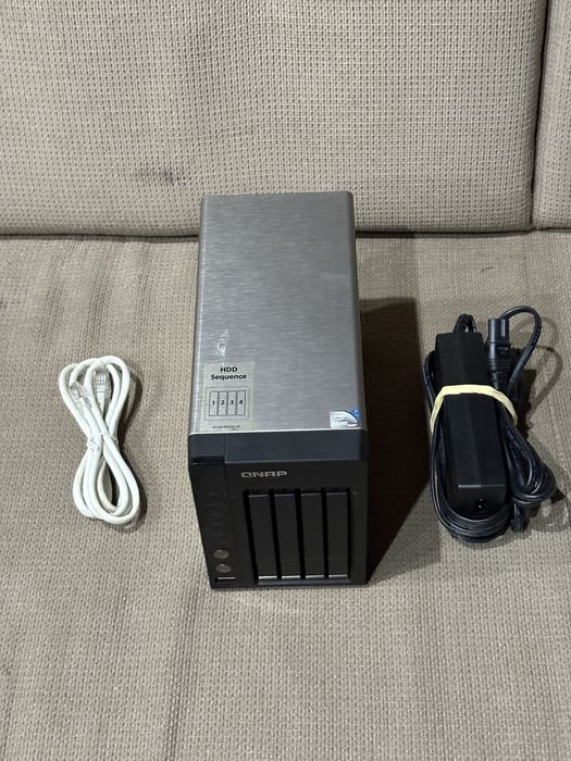 QNAP SS-439 Pro Turbo NAS cu 4x 320gb hdd 2.5 inch (SATA)