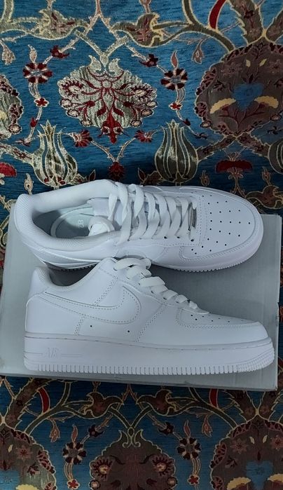 Vând adidași la cutie noi nepurtati