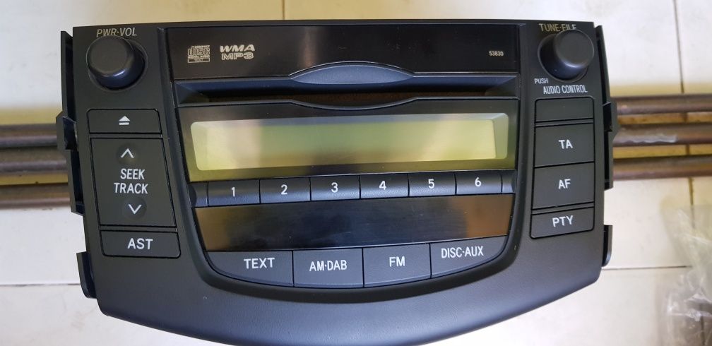 Vand radio cd Toyota Rav 4 din 2005-2011 cu intrare auxiliara.