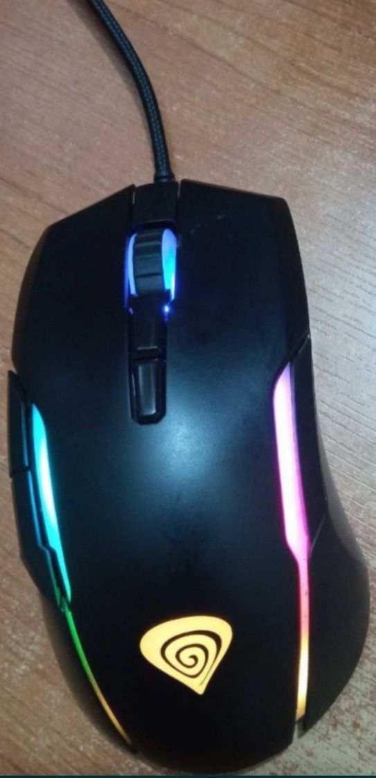 Vand Mouse Gaming Genesis Xenon 220  cu fir mufa USB si Iluminare