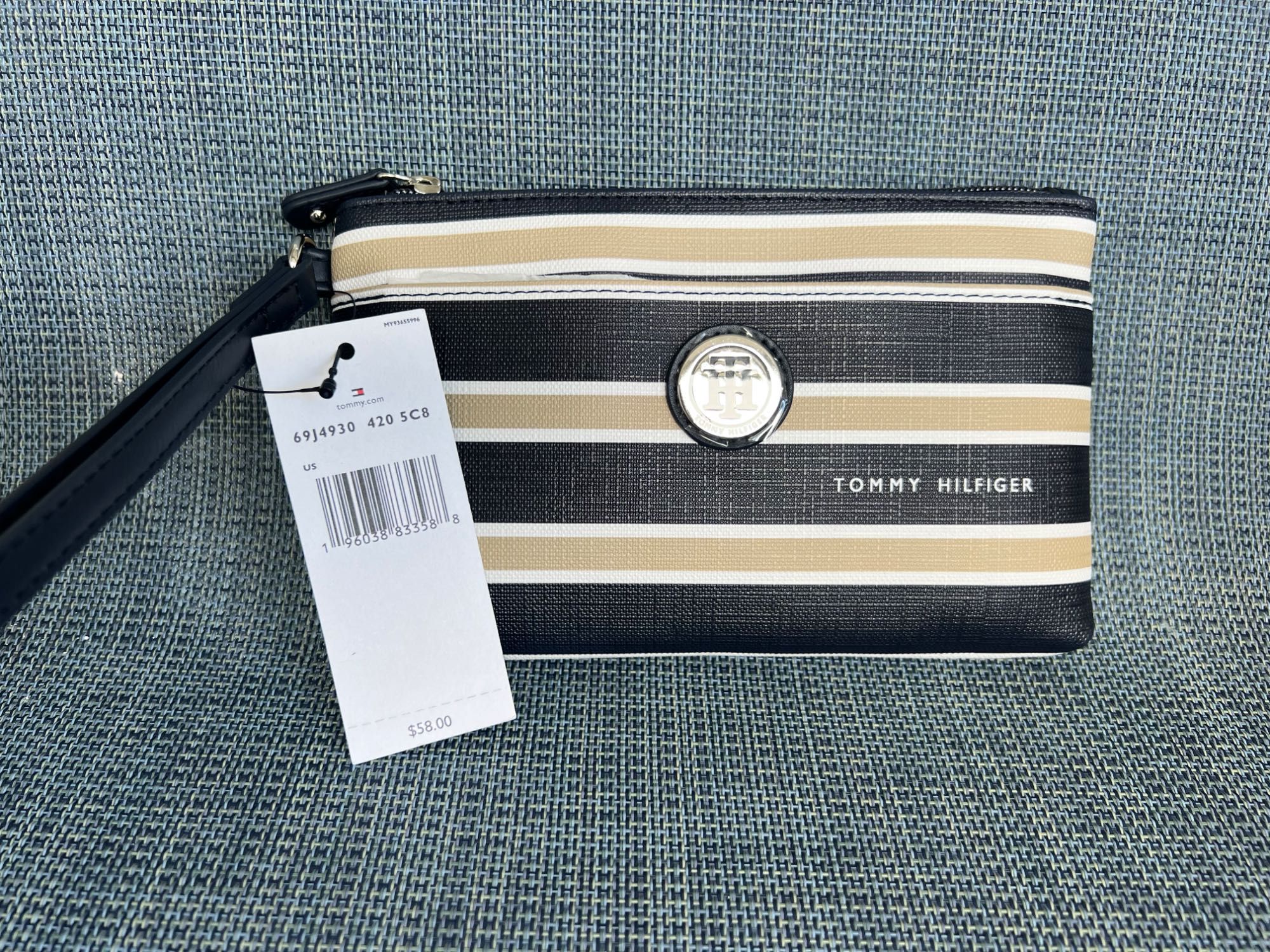 НАМАЛЕНИЕ 79лв не 149 лв Малка чантичка/ wristlet Tommy Hilfiger