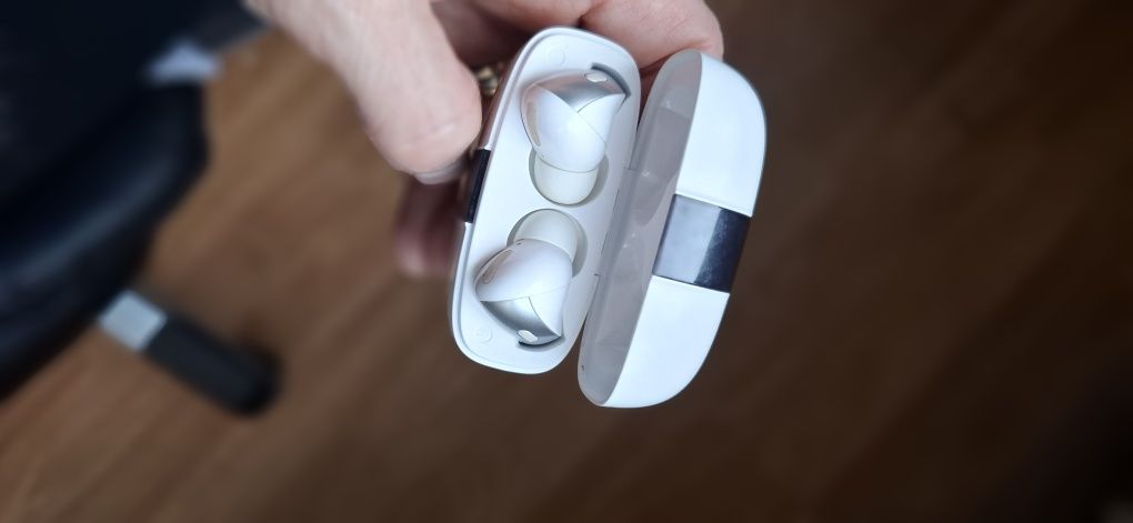 Căști wireless albe Earbuds