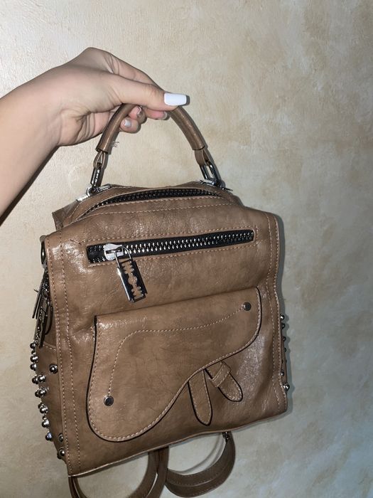 Продаю мини рюкзак коричневого цвета.