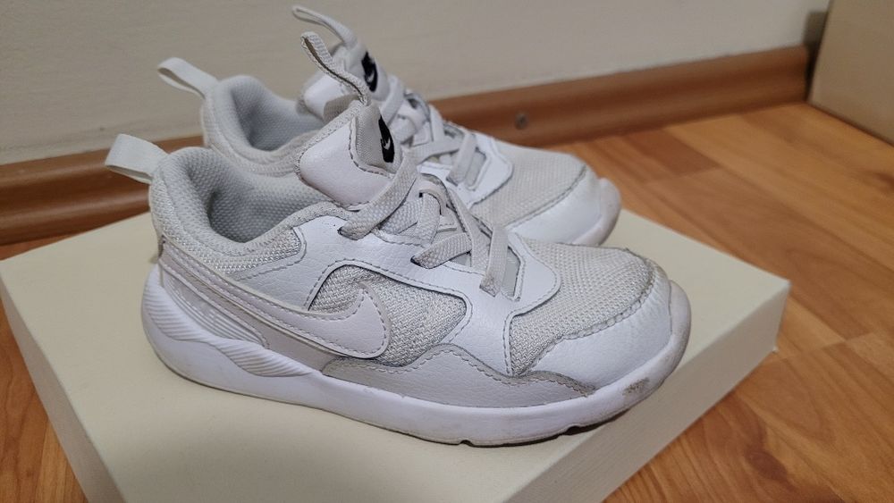 Adidasi NIKE alb marimea 27