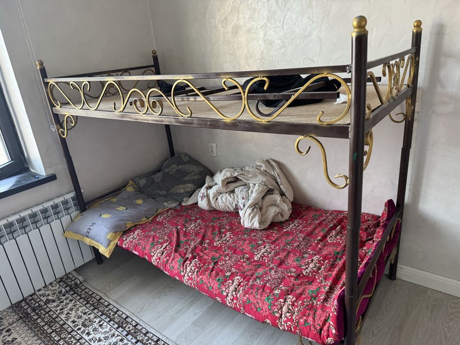 Двухэтажная кровать с красивыми узорами разделяется на две.