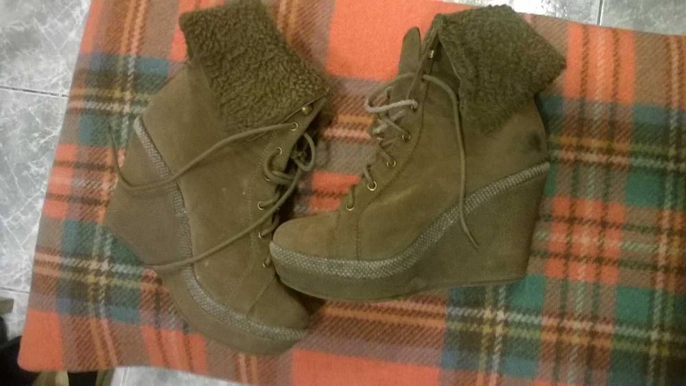 vand ghete dama Jennifer cu platforma marimea 36 pret 150 lei