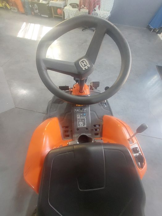 Cositoare gazon cu acumulator Housgvarna.