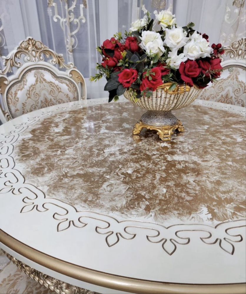 Стол и четыре стула