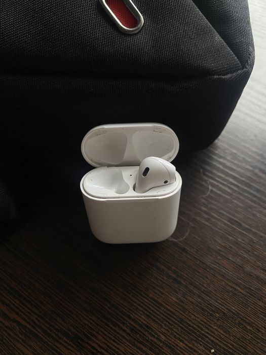 правый AirPods с кейсом