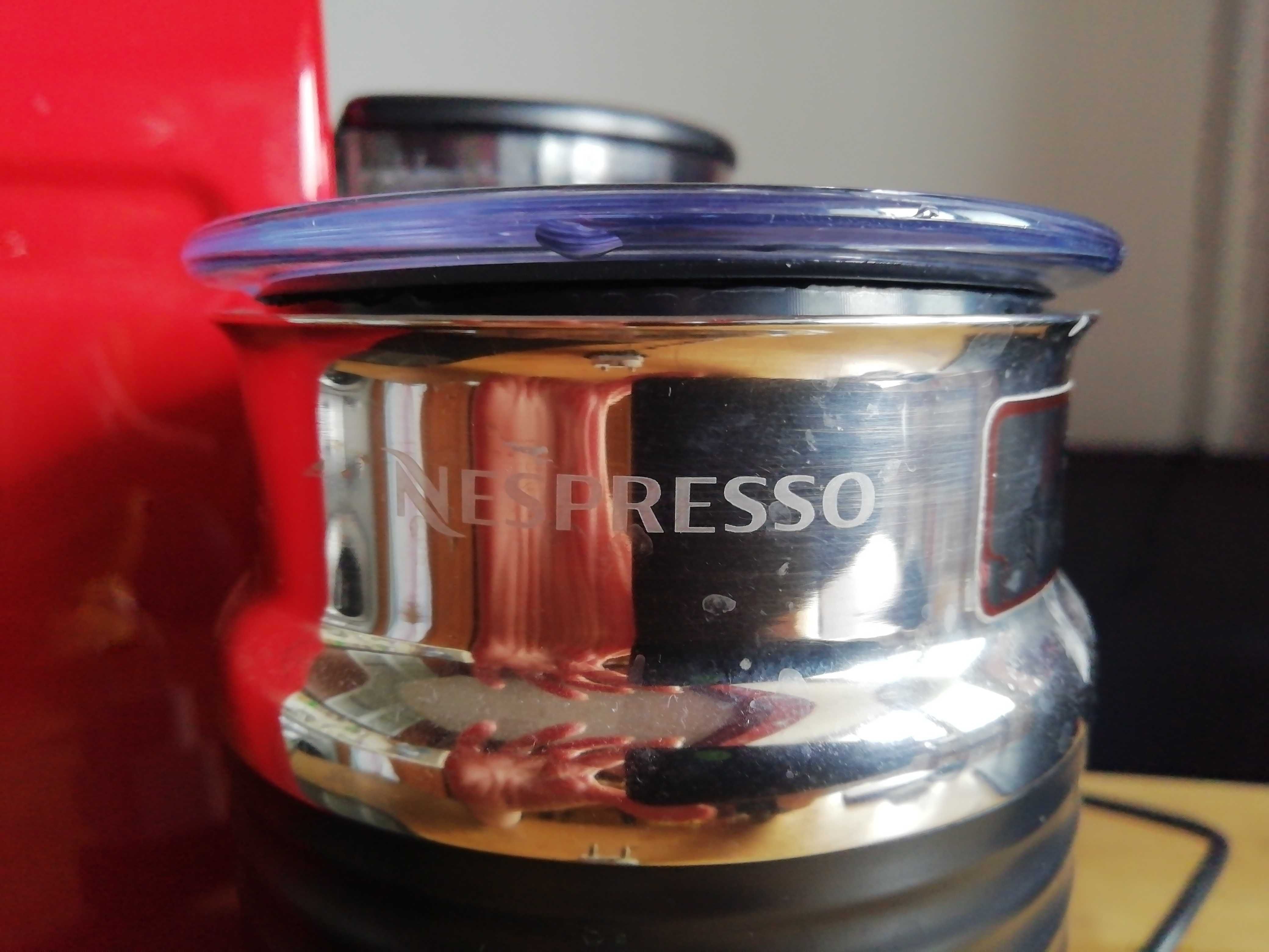 кафе машина Nespresso Крупс + уред за пяна