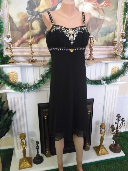 Rochia este noua de la firma Debut London