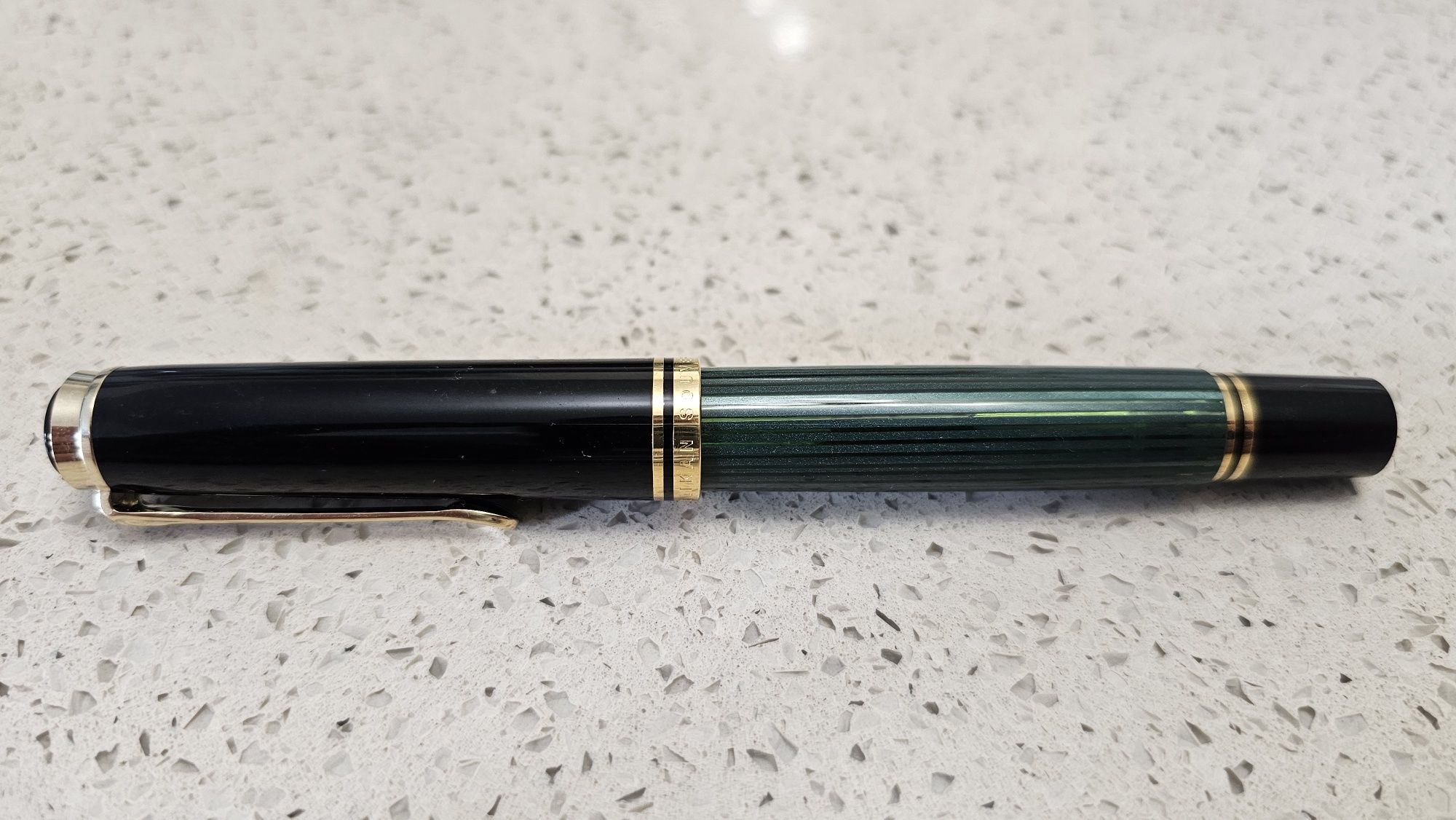 Vand Stilou premium Pelikan Souveran M800 verde-negru nou,  neutilizat