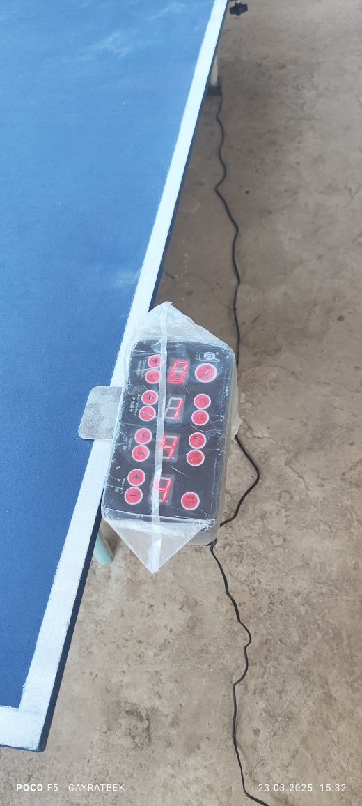 Stol tens roboti