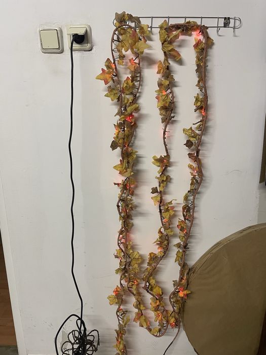 Ghirlandă luminată cu frunze de toamna